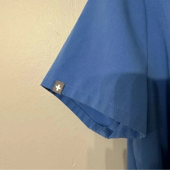 FIGS Technical Collection Catarina One Pocket V-Neck Scrub Top Blue Size M GUC - Picture 8 of 10